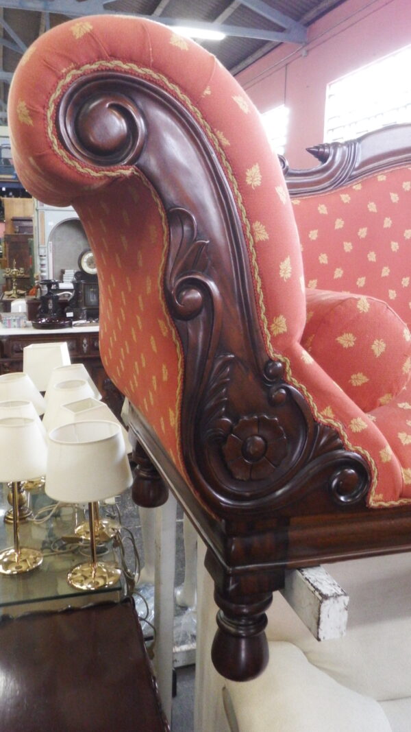 Sofá estilo góndola de madera de caoba. Tapicería en perfecto estado. Muy buen estado. Medidas: 221 x 69 x 90 cm de altura.